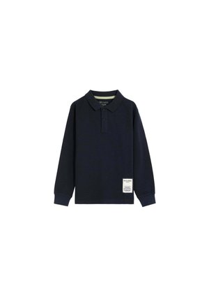 Polo azul marino de manga larga con cuello y tapeta de botones, con una pequeña etiqueta rectangular cerca del dobladillo en el lado delantero izquierdo.