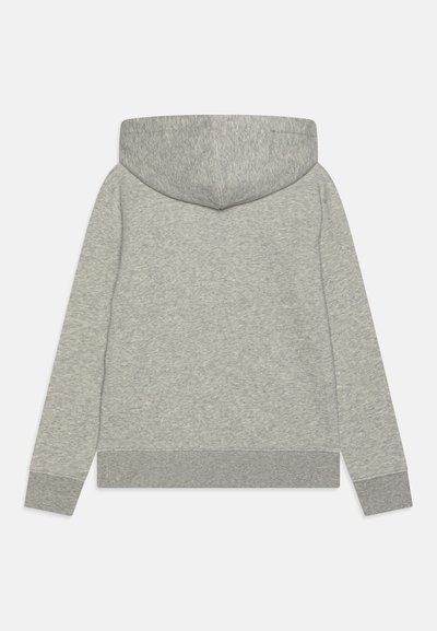 Siv hooded sweatshirt z mehko teksturo, ki ima velik pokrovček, dolge rokave ter rebrast rob in manšete. Enostaven in brez okrasja dizajn.