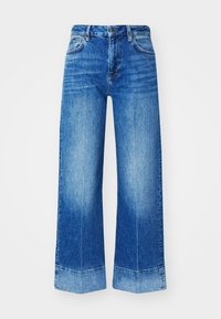 Jeans de pierna ancha en denim azul medio con un acabado ligeramente desvanecido, diseño de cinco bolsillos, cremallera y un corte recto con dobladillos vueltas.