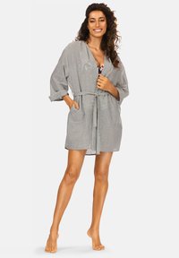 Szary paskowany szlafrok z paskiem, krótki rękaw i dwie kieszenie. Lekkie tkaniny o luźnym kroju i długości do kolan.