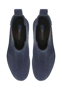 Pár tmavě modrých semišových bot na klínku s poutky a viditelnými logy U.S. Polo Assn. uvnitř.