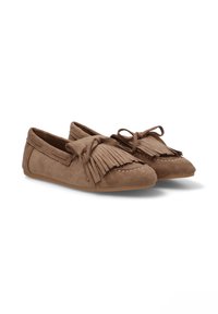 Mocasines de ante marrón con detalle de flecos, lazo de cordón y acentos cosidos. Suela plana con un diseño de puntera redondeada para mayor comodidad.