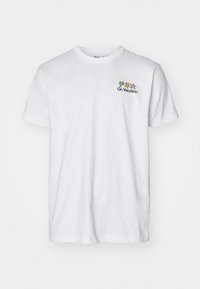 Weißes Baumwoll-T-Shirt mit kurzen Ärmeln, Rundhalsausschnitt und einem gestickten "On Vacation"-Logo mit Palmen und Sonnenakzenten.