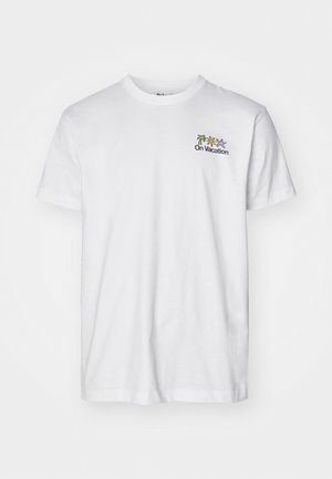 Witte katoenen t-shirt met korte mouwen, een ronde hals en een geborduurd "On Vacation" logo met palmbomen en zonaccenten.