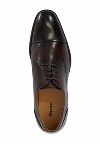 Chaussure habillée en cuir brun foncé avec une finition brillante, design à lacets et bout arrondi. L'intérieur présente une semelle en tan avec logo.