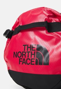 The North Face BASE CAMP DUFFEL S UNISEX - Bolsa de viaje - red/black