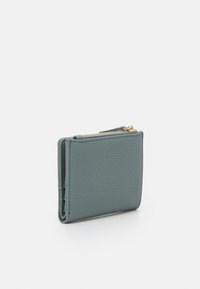 Portafoglio in pelle azzurro testo con chiusura a zip, dotato di più scomparti per carte e una forma rettangolare sottile. Accenti in metallo dorato.