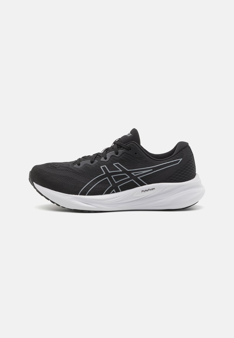 Scarpa da corsa nera con tomaia in mesh, suola intermedia bianca e dettagli grigio chiaro. Presenta una punta arrotondata e suola texturizzata per una migliore aderenza.
