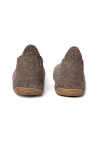 Pantofole in feltro marrone con profilo basso, retro arrotondato e suola in gomma testurizzata per una migliore aderenza. Caratterizzate da una costruzione semplice e senza cuciture.