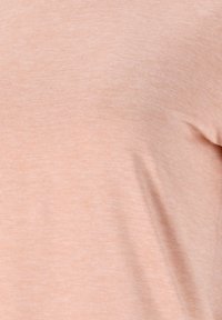 Pfirsichfarbene, kurzärmelige T-Shirt mit weicher Textur; verfügt über ein dezentes, auf dem Stoff eingeprägtes "ENDURANCE"-Logo.