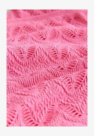 Roze breiwerk met een textuur van een zigzagpatroon, met verheven draden en ingeweven ontwerpen, die een zachte en rekbare uitstraling heeft.