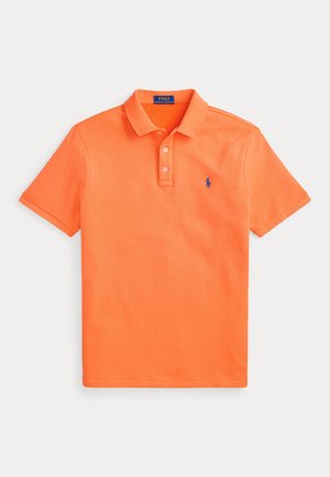 Πορτοκαλί κοντομάνικο Polo Ralph Lauren πόλο μπλουζάκι με δύο κουμπιά και μπλε κεντημένο λογότυπο στο αριστερό στήθος.