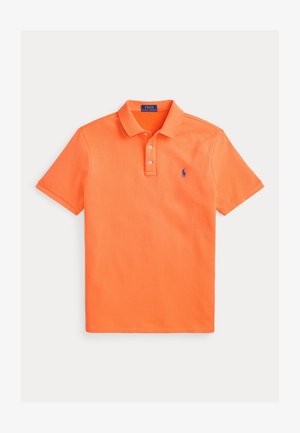 Πορτοκαλί κοντομάνικο Polo Ralph Lauren πόλο μπλουζάκι με δύο κουμπιά και μπλε κεντημένο λογότυπο στο αριστερό στήθος.