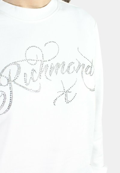 Felpa bianca con un design decorativo in strass argentati che scrive "Richmond" in un carattere corsivo, con una superficie liscia e colletto rotondo.