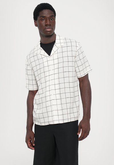 Korte mouwen overhemd met knopen in crème met een zwart ruitpatroon, voorzien van een ontspannen kraag en een lichte, gestructureerde stof.