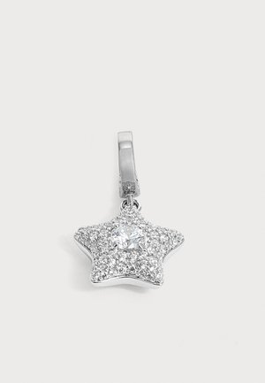 Colgante plateado con forma de estrella, con pequeñas piedras transparentes y un cristal central más grande, unido a un cierre liso plateado sobre un fondo blanco.