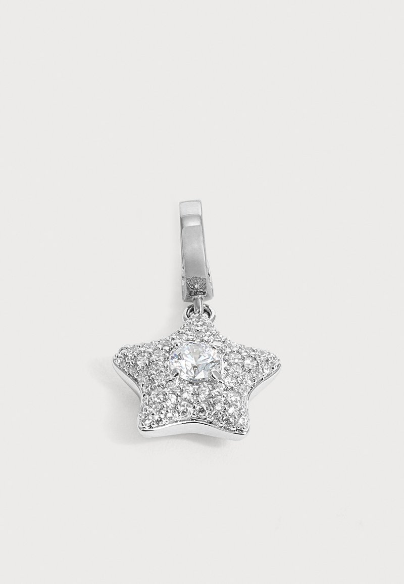 Pendentif étoile en argent avec de petites pierres claires et un cristal central plus grand, fixé à un fermoir en argent lisse sur fond blanc.