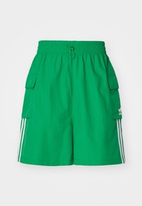 Pantalones cortos cargo verdes hechos de tela ligera, con dos bolsillos laterales, una cintura elástica y tres rayas blancas en los costados.