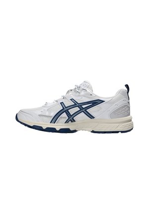 Chaussure de sport blanche avec des bandes bleu marine et une semelle beige, conçue pour la course ou pour un usage décontracté, montrée de côté sur un fond blanc.