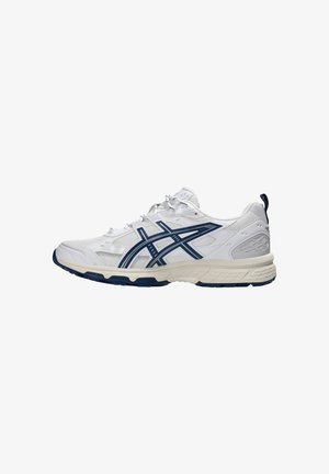 Chaussure de sport blanche avec des bandes bleu marine et une semelle beige, conçue pour la course ou pour un usage décontracté, montrée de côté sur un fond blanc.