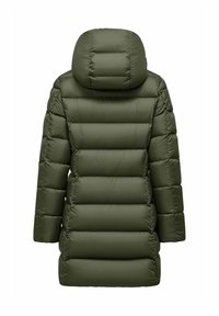 Giacca puffer verde oliva con cappuccio alto e arrotondato, caratterizzata da un design trapuntato con cuciture orizzontali e maniche lunghe.