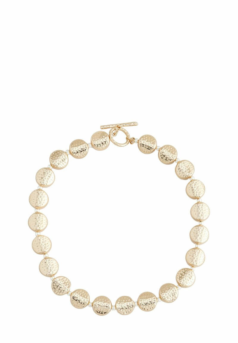 Bracelet en perles dorées avec des maillons ronds martelés, finition lisse et fermoir à bascule. Chaque perle présente une surface texturée pour un intérêt visuel.