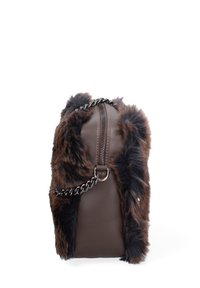 Borsa in pelliccia sintetica marrone a forma rettangolare, con tracolla a catena, chiusura con zip e trame in contrasto tra marrone scuro e chiaro.