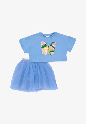 Niebieski strój dla malucha z koszulką z krótkim rękawem ozdobioną wielokolorowym cekinowym motylem oraz pasującą niebieską spódniczką z tiulu.