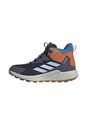 Wasserdichter Wanderschuh mit hohem Schaft, schwarzen, orangen und blauen Einsätzen, weißer Sohle, strukturiertem Grip und Schnürverschluss.