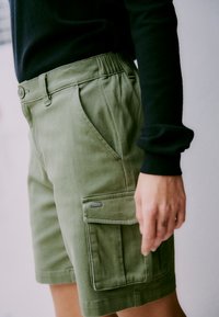 Oxmo OXKVINNE REGULAR FIT - Šorti - dusty olive