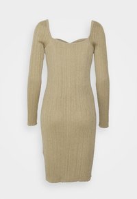 Vestido de malha em tom castanho claro, com mangas longas, decote quadrado e textura canelada que se estende até ao joelho.