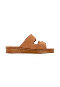 Bruine suède slide sandalen met open teen, een opvallend uitsnijontwerp en een decoratieve accent van goudkleurig hardware. Platte rubberen zool.