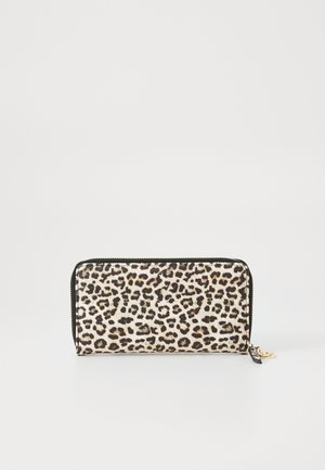 Lommebok med leopardmønster, glatt tekstur, svart glidelås og gullfargede detaljer, rektangulær form og stoffmateriale.