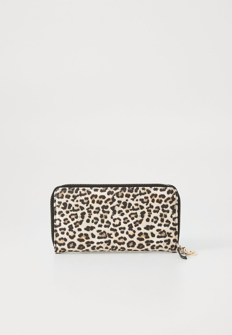 Portofel cu imprimeu de leopard, cu textură netedă, fermoar negru și accente de hardware aurie, formă rectangulară și material textil.