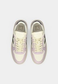 Αθλητικά παπούτσια VEJA σε κρέμ και ανοιχτό μωβ με μαύρες λεπτομέρειες. Διαθέτουν περίτεχνα μια τρύπια περιοχή στα δάχτυλα, επίπεδα κορδόνια και λαστιχένια σόλα. Αντιθετικό λογότυπο στο πλάι.