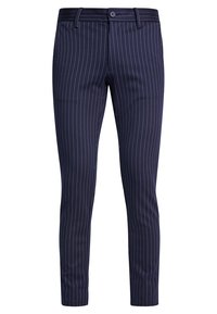 Navy pruhované kalhoty vyrobené z lehkého materiálu s poutky na opasek, předním zapínáním na knoflík a tapered střihem. Ozdobené jemnými bílými pruhy.