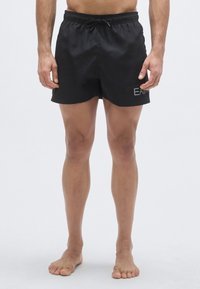 Fekete fürdőnadrág rugalmas derékp�ánttal és húzózsinórral. Bal lábszáron kis logóval, könnyű, texturált anyagból készült.