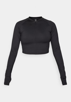 Haut cropped noir à manches longues avec un col montant et une fermeture éclair à l'avant, fabriqué en tissu lisse et extensible ; design ajusté avec des manches raglan.