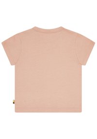 Kurzärmliges Baumwoll-T-Shirt in gedämpftem Pink mit rundem Ausschnitt, glatter Textur und einem kleinen, mehrfarbigen Etikett am Saum.
