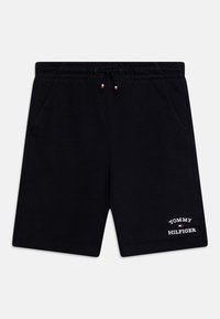 Pantalones cortos de algodón negros con cinturilla elástica, cordón, dos bolsillos laterales y un logo blanco bordado en la parte inferior de la pierna izquierda.