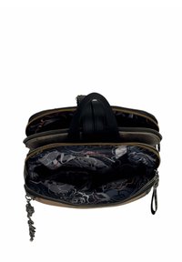 Bolso de cuero negro con compartimentos dobles, cremallera dorada y un interior con un patrón que presenta diseños florales en tonos grises y rojos.