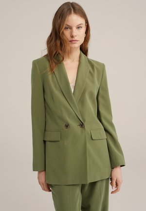 Olivgrünes, doppelt geknöpftes Blazer mit taillierter Passform, Reverskragen und zwei Fronttaschen, versehen mit braunen Knopfakzenten.