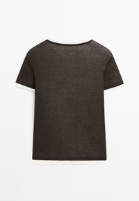 Dunkelgraues T-Shirt mit kurzen Ärmeln, weitem Rundhalsausschnitt und weißem Unterziehshirt-Detail an Ärmeln und Saum.