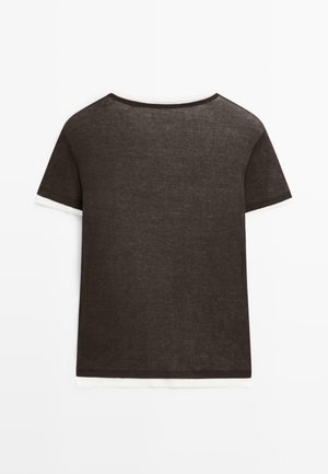 T-shirt a maniche corte di colore grigio scuro con scollo rotondo ampio e dettaglio di maglia bianca a maniche e orlo.