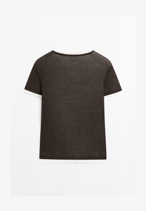 T-shirt a maniche corte di colore grigio scuro con scollo rotondo ampio e dettaglio di maglia bianca a maniche e orlo.