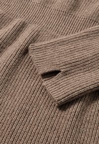 hessnatur MIDI REGULAR - Strickkleid - camel