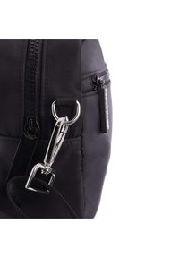 Bolso de nylon negro con cierre de cremallera, clip de metal y correa de tejido, con herrajes visibles y un detalle de bolsillo pequeño.