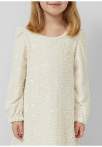 Langärmeliges Kleid in Creme, aus strukturiertem Stoff mit kleinen, glänzenden Pailletten verziert. Puffärmel und ein runder Ausschnitt vervollständigen das Design.