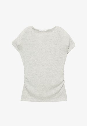Svijetlosiva majica kratkih rukava od mekog, teksturiranog materijala. Ima opušteni kroj sa suptilnim naborima sa strana. Okrugli izrez.