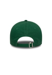 Grüne Baumwoll-Baseballkappe mit weicher Textur, verstellbarem Riemen auf der Rückseite und einem erhöhten Knopf oben. Keine sichtbaren Logos oder Muster.